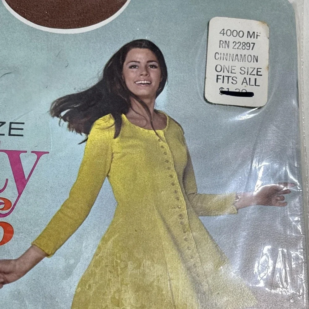 Vintage 1970s Taupe Stretch Nylon Pantyhose W/ Model One Size Cinnamon‎